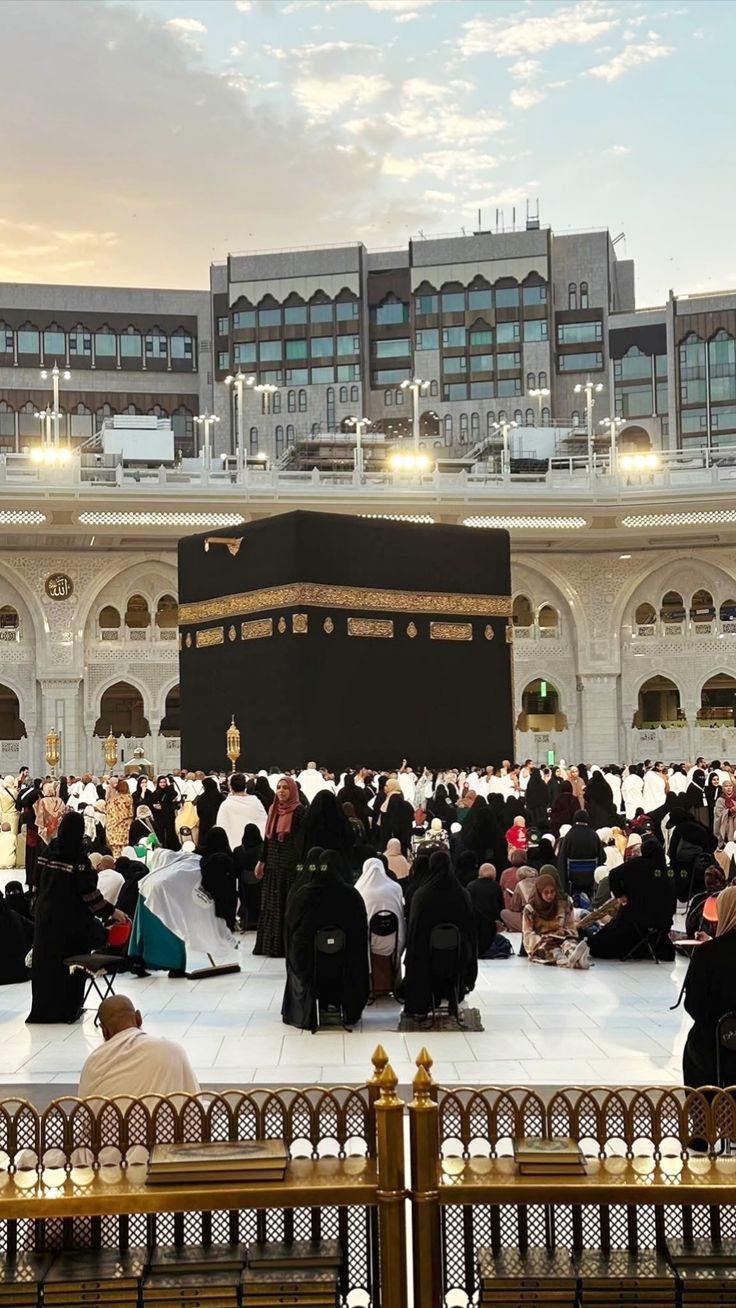 Perbandingan Paket Umroh Reguler vs Umroh Plus: Mana yang Tepat untukmu?